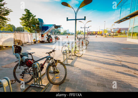 HELSINKI, Finnland - 28. Juli 2014: Geparkte Fahrräder auf Bürgersteig in der Nähe von Sanoma House. Stockfoto