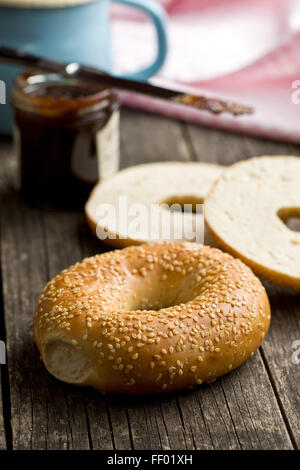 leckere Bagel mit Sesam auf alten Holztisch Stockfoto