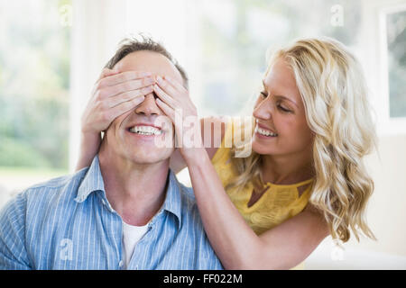 Glückliche Frau Mann Augen bedecken Stockfoto