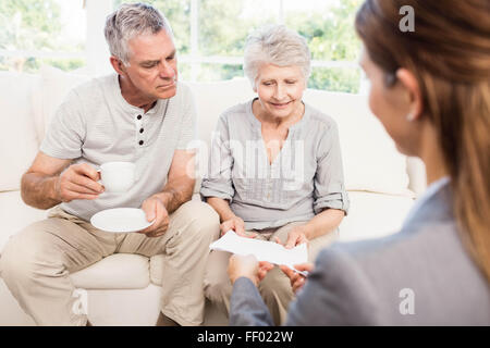 Geschäftsfrau, älteres paar Dokumente anzeigen Stockfoto