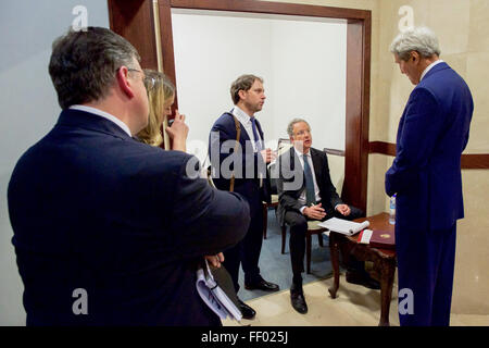 Secretary Kerry Chats mit Stabschef feiner und spezieller Abgesandter Lowenstein vor Adressierung Reportern in Ramallah Stockfoto