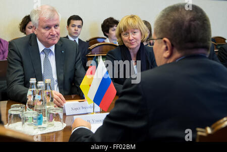 Moskau, Russland. 4. Februar 2016. Minister für wirtschaftliche Entwicklung der Russischen Föderation, Alexey Ulyukaev (r) erhält bayerischen premier Horst Seehofer (CSU) in Moskau, Russland, 4. Februar 2016. Foto: SVEN HOPPE/DPA/Alamy Live-Nachrichten Stockfoto