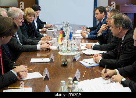 Moskau, Russland. 4. Februar 2016. Minister für wirtschaftliche Entwicklung der Russischen Föderation, Alexey Ulyukaev, (R, Brille) erhält bayerischen premier Horst Seehofer (CSU, l) in Moskau, Russland, 4. Februar 2016. Foto: SVEN HOPPE/DPA/Alamy Live-Nachrichten Stockfoto