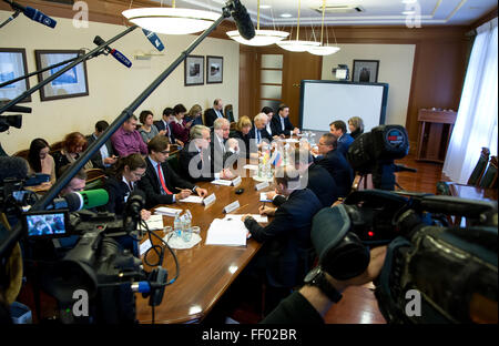 Moskau, Russland. 4. Februar 2016. Minister für wirtschaftliche Entwicklung der Russischen Föderation, Alexey Ulyukaev, erhält bayerischen premier Horst Seehofer (CSU) und seine Delegation in Moskau, Russland, 4. Februar 2016. Foto: SVEN HOPPE/DPA/Alamy Live-Nachrichten Stockfoto