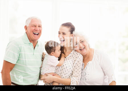 Glückliche Großeltern mit ihrem Enkel spielen Stockfoto