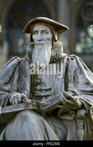 Exeter Kathedrale von Exeter, Devon, England, Großbritannien Marmor Statue der Theologe Richard Hooker Kathedrale inmitten Stockfoto