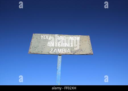 Sie betreten jetzt Sambia Zeichen vor einem blauen Hintergrund Himmel Stockfoto