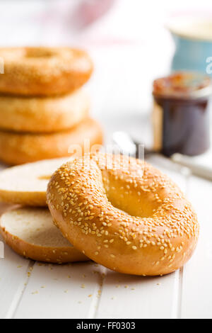 leckere Bagel mit Sesam auf weißen Tisch Stockfoto