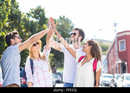 Hip Freunde tun High-Five Stockfoto