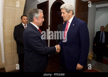 Secretary Kerry schüttelt Hände mit türkischen zypriotischen Führer Akinci vor einem Meeting in nördlichen Nikosia Stockfoto