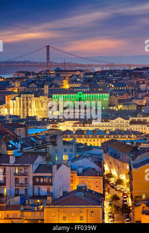 Lissabon. Bild von Lissabon während der blauen Dämmerstunde. Stockfoto