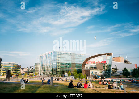 HELSINKI, Finnland - 28. Juli 2014: Menschen sind vor dem Kiasma Museum und Sanoma Gebäude entspannen. Stockfoto