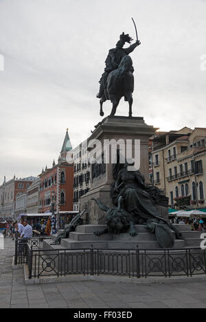 Das 1887 bronzene Reiterdenkmal von Víctor Manuel II de Venecia (König Victor Emmanuel II von Venedig) auf der Riva Degli Schiavo Stockfoto