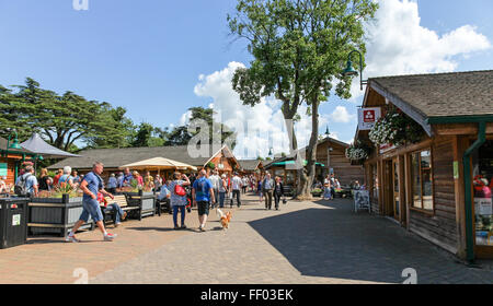 Einzelhandel oder shopping Village Trentham Gardens Stoke on Trent Staffordshire Mitarbeiter England UK Stockfoto