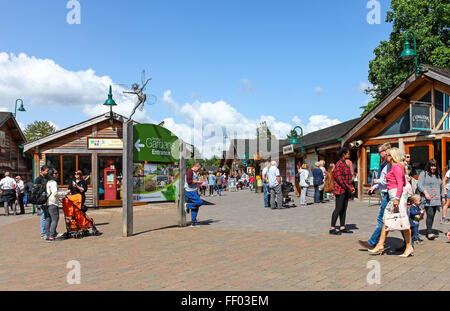 Einzelhandel oder shopping Village Trentham Gardens Stoke on Trent Staffordshire Mitarbeiter England UK Stockfoto