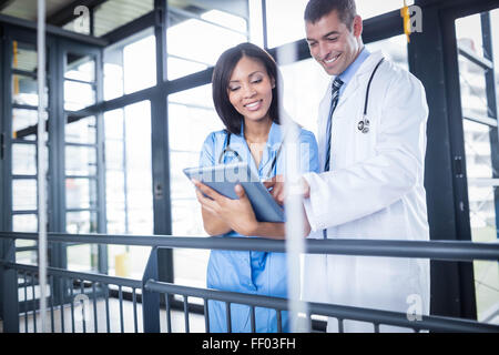Arzt und Krankenschwester Blick auf tablet Stockfoto