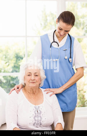 Krankenschwester kümmert sich um kranke ältere Frau Stockfoto