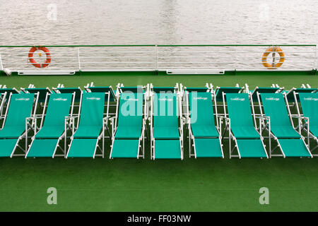 Europa, Deutschland, Köln, Sonnenliegen auf dem Deck eines Schiffes am Ufer des Rheins.  Europa, Deutschland, Köln, Sonnen Stockfoto