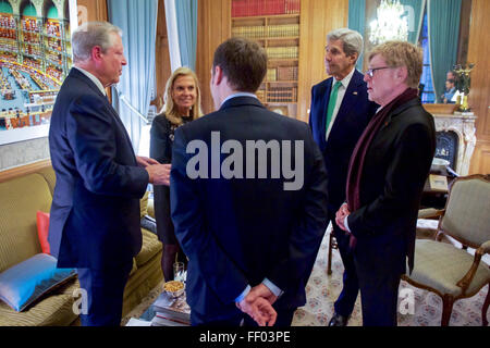 Secretary Kerry spricht der ehemalige Vizepräsident Al Gore, Botschafter Jane Hartley, französische Wirtschaftsministerin Emmanuel Macron und Schauspieler und Regisseur Robert Redford in Paris inmitten der COP21-Klima-Gipfel Stockfoto