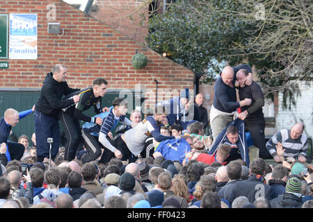 Ashbourne, Derbyshire, UK. 9. Februar 2016. Die Spieler kämpfen um den Ball in der Umarmung. Tausende kommen in der Fastnacht Fußball-Derby. Die Ziele sind drei Meilen voneinander entfernt und das Spiel findet in zwei acht-Stunden-Zeiträumen Faschingsdienstag und Aschermittwoch. Bildnachweis: Nigel Spooner/Alamy Live-Nachrichten Stockfoto