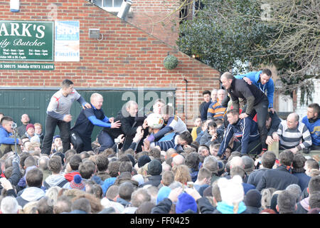 Ashbourne, Derbyshire, UK. 9. Februar 2016. Die Spieler kämpfen um den Ball in der Umarmung. Tausende kommen in der Fastnacht Fußball-Derby. Die Ziele sind drei Meilen voneinander entfernt und das Spiel findet in zwei acht-Stunden-Zeiträumen Faschingsdienstag und Aschermittwoch. Bildnachweis: Nigel Spooner/Alamy Live-Nachrichten Stockfoto