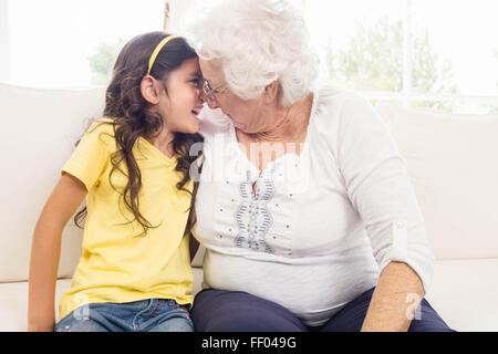 Großmutter und Enkelin sahen einander Stockfoto