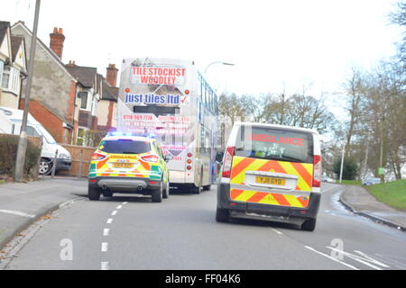 Frau leidet Kopfverletzung in Tilehurst Road, Reading, Berkshire, nachdem Bus mit Auto kollidiert. Charles Dye / Alamy Live News. Stockfoto