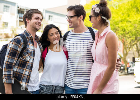 Hip Freunde sprechen Stockfoto