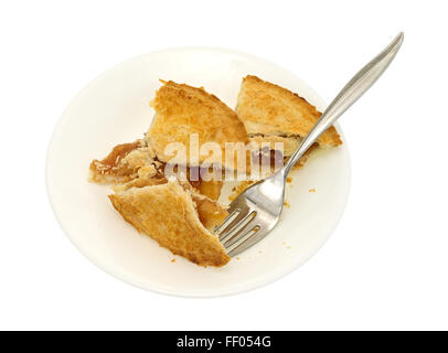 Eine kleine Apfelkuchen in Stücken auf einem Teller mit der Gabel isoliert auf einem weißen Hintergrund. Stockfoto