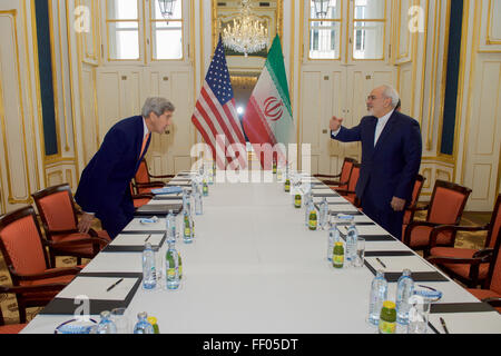 Secretary Kerry, iranische Außenminister Zarif nehmen Sitze vor der Tagung in Österreich über die Umsetzung des Plans Kontrolle Irans Atomprogramm Stockfoto