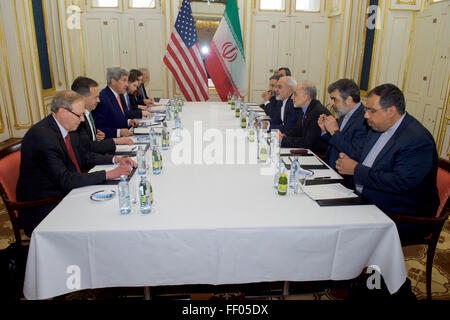 Secretary Kerry, iranische Außenminister Zarif, jeweiligen Berater sitzen zusammen vor der Tagung in Österreich über die Umsetzung des Plans Kontrolle Irans Atomprogramm Stockfoto