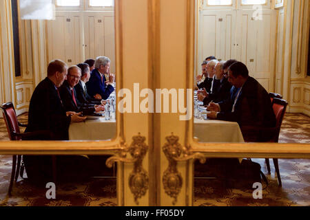 Secretary Kerry, iranische Außenminister Zarif, jeweiligen Berater sitzen zusammen vor der Tagung in Österreich über die Umsetzung des Plans Kontrolle Irans Atomprogramm Stockfoto