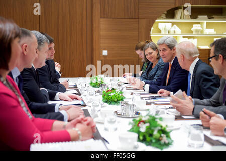 Secretary Kerry Plays als Vizepräsident Biden Adressen ukrainischen Präsidenten Poroschenko bei einem bilateralen Treffen in Davos Stockfoto