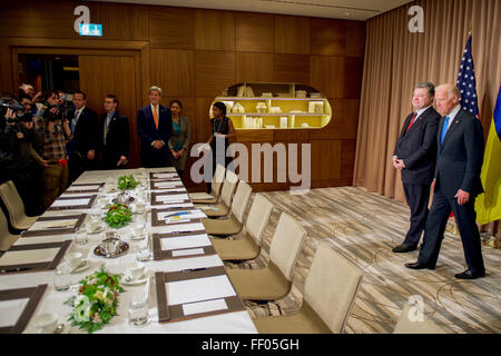 Secretary Kerry Plays als Vizepräsident Biden antwortet auf die Frage eines Reporters vor ein bilaterales Treffen mit ukrainischen Präsidenten Poroschenko in Davos Stockfoto