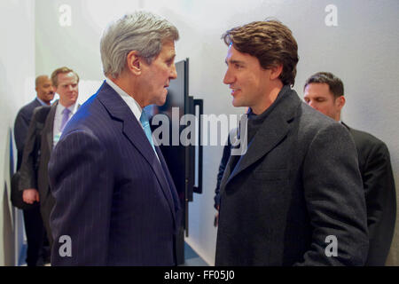 Secretary Kerry Chats mit kanadischen Premierminister Trudeau am Rande des World Economic Forum in der Schweiz Stockfoto