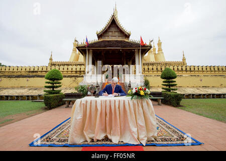 Secretary Kerry Zeichen Gästebuch nach der Besichtigung, dass Luang Stupa in Laos Stockfoto