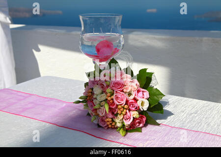 Brautstrauß Rosen und ein großes Glas Champagner, Griechenland, Santorini Stockfoto