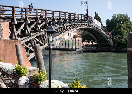 Ponte dell Accademia (Accademia-Brücke) über den Canale Grand (Canal Grande) in Venedig in Norditalien verbindet sich die hölzerne Brücke mit dem A Stockfoto