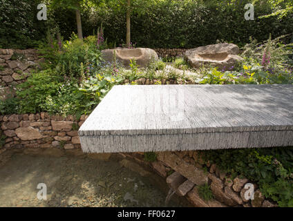 Brewin Dolphin Garten - Schiefer-Plattform über Wasser verfügen über Pool, Granitstein schweben geschnitzt Sitze, trocken Stockfoto