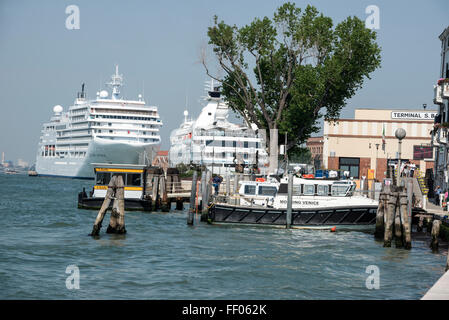 Ein paar Kreuzfahrtschiffe festgemacht an Venedig Cruise Terminals: San Basilio aus Fondamtenta Zatterre Al Ponte Lungo in Venedig, Stockfoto