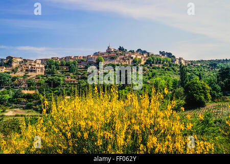 Hochgelegene Dorf von Bonnieux im Frühjahr, Regionalpark Luberon, Provence, Frankreich Stockfoto