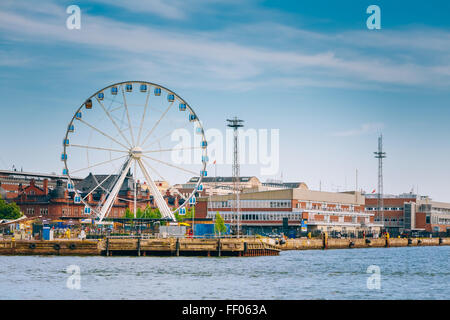 HELSINKI, Finnland - 27. Juli 2014: Hafen In die Stadt Helsinki, Finnland. Stadtansicht-Blick vom Meer Stockfoto