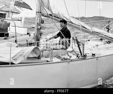 AJAXNETPHOTO. AUGUST 1971. COWES, ENGLAND. - FALSCHER WEG DER SEGLER KEHRT ZURÜCK - CHAY BLYTH SEGELT DEN SOLENT VOR COWES IN DER BRITISCHEN YACHT AM ENDE SEINER NONSTOP-SOLO-REISE UM DIE WELT. FOTO: JONATHAN EASTLAND/AJAX REF:357139 Stockfoto