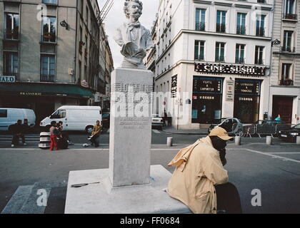 AJAXNETPHOTO.  PARIS, FRANKREICH. -JOHANN STRAUSS - STATUE VON L ' ASSOCIATION JOHANN STRAUSS ON BOULEVARD SAINT MARTIN GEGENTEIL RUE DE LAUNCRY ERRICHTET.   FOTO: JONATHAN EASTLAND/AJAX REF: CD4903 27 17A Stockfoto