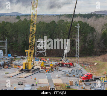 Der zweite Teststand für das Space Launch System (SLS) der NASA beginnt im Marshall Space Flight Center. Dieses System wird bei künftigen Weltraumforschungsmissionen, einschließlich bemannter Tiefenraumflüge, eine zentrale Rolle spielen. Stockfoto