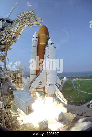 Space Shuttle Endeavour brüllt in Richtung Orbit auf der STS-118-missio Stockfoto