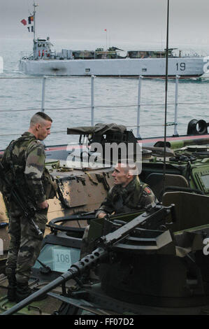 Überschrift der französischen Marine an Land während einer NATO-Übung aus dem Angriff Schiff Mistral Stockfoto