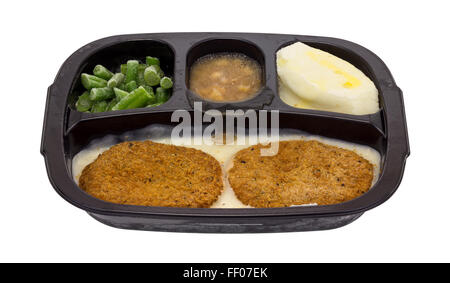 Seitenansicht eines gefrorenen Brathähnchen Bratlinge TV Dinner mit Kartoffeln, grüne Bohnen und Äpfel in der Soße auf einem weißen Hintergrund. Stockfoto