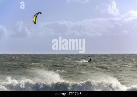 Kitesurfer mit hoher Geschwindigkeit in den Solent bewegen. Starker Wind und Seegang ein großer Tag für dieses Abenteuersport in Southsea UK. Stockfoto