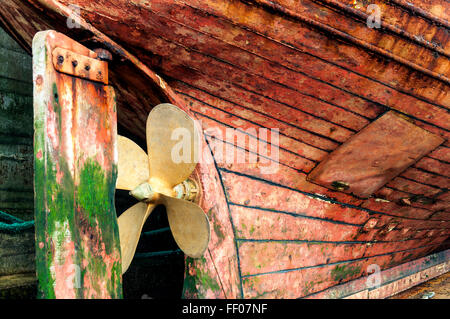 Alte hölzerne gebaut Fischereifahrzeug, Detail, im Hafen von Burtonport, County Donegal, Irland Stockfoto